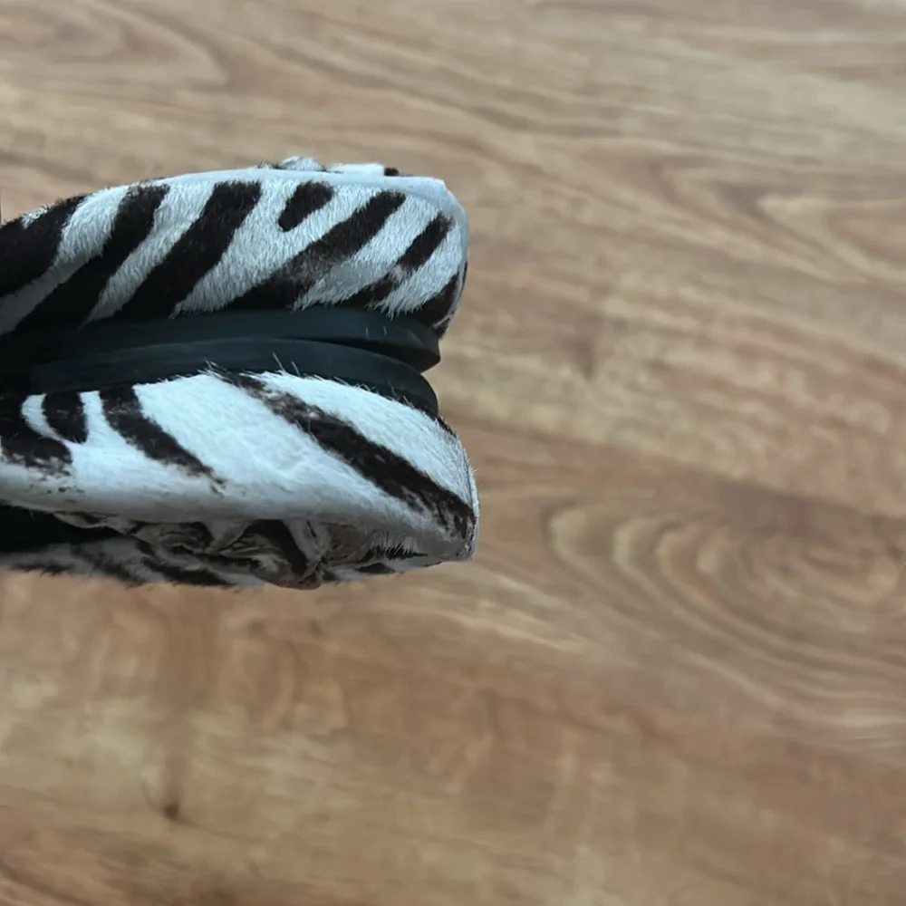 Tory Burch Black and White Zebra Flats Sz 6 1/2 - Picture 6 of 9
